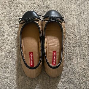 UNIONBAY Women's Black and Tan Quilted Flats